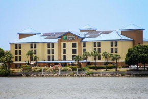 Отель Holiday Inn Express Hotel & Suites Tampa-Rocky Point Island, an IHG Hotel  Тампа